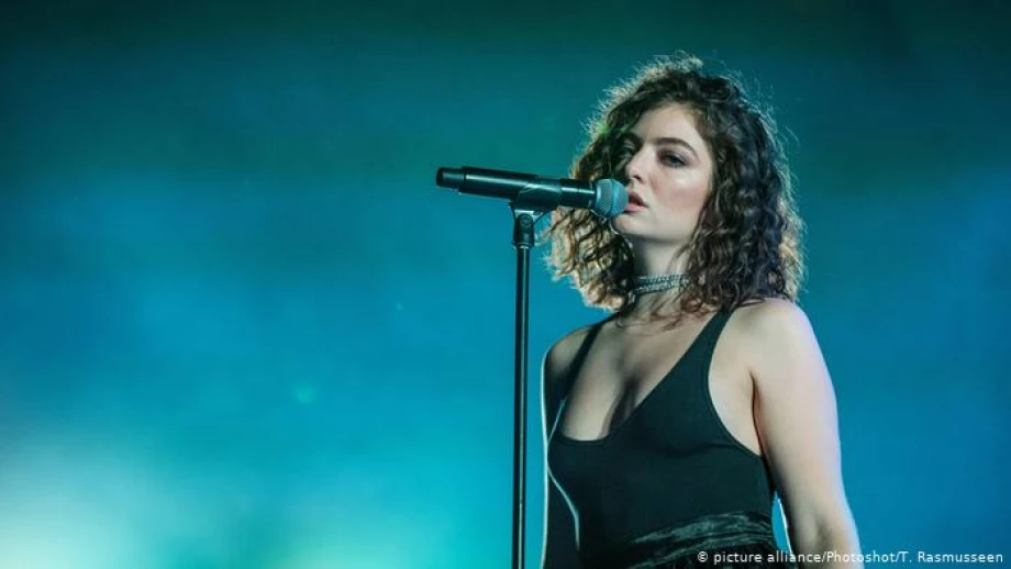 Lorde Reveals The Unique Way She Combats Her 'Really Bad Stage Fright'