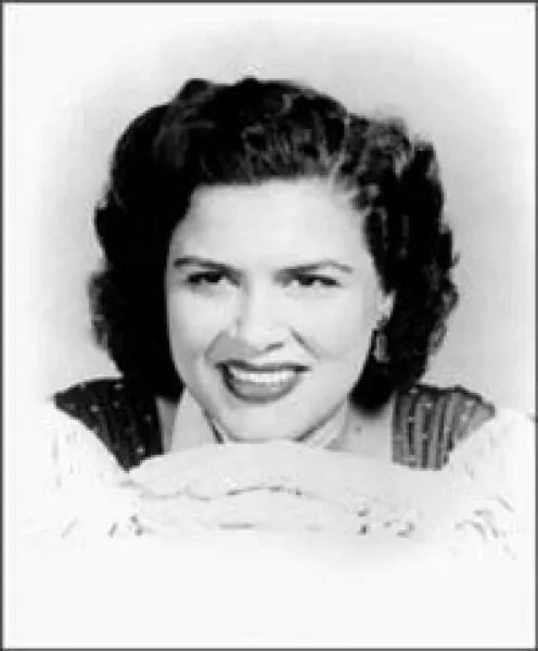 Patsy Cline - A Poor Man's Roses (Or A Rich Man's Gold) lyrics