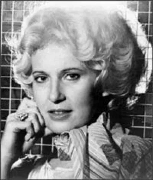Tammy Wynette - He's Just An Old Love Turned Memory lyrics